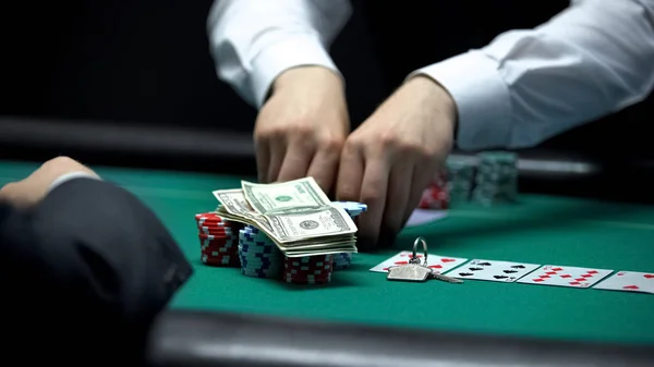 Vertrouwen Croupier Passende Weddenschap Van Casinoclient Gaat All Met Geld — Stockfoto