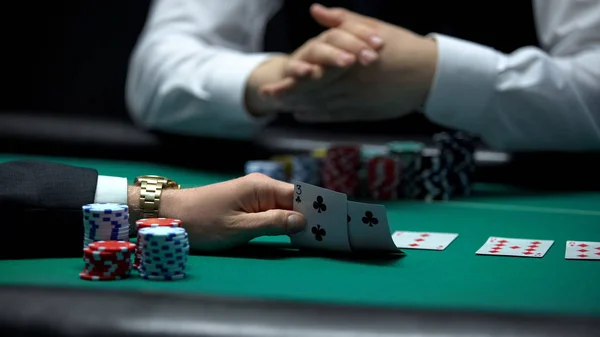 Jogador Poker Verificando Combinação Cartas Distribuídas Por Croupier Mão Fraca — Fotografia de Stock