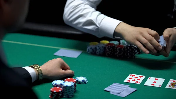 Mannelijke Croupier Kaarten Voor Zakenman Pokerspeler Hopend Een Goede Hand — Stockfoto