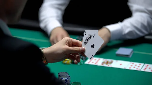 Geschäftsmann Spieler Hat Gewinnkarten Kombination Während Des Pokerspiels Zwei Asse — Stockfoto