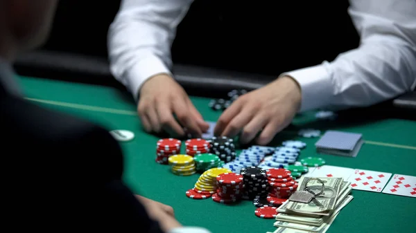 Pokerspiel Spieler Hat Gewinnkarten Kombination Setzt Alles Bargeld Und Hausschlüssel — Stockfoto