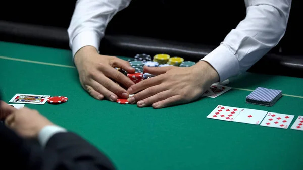 Triste Jugador Casino Perder Juego Póquer Crupier Profesional Tomar Todas — Foto de Stock