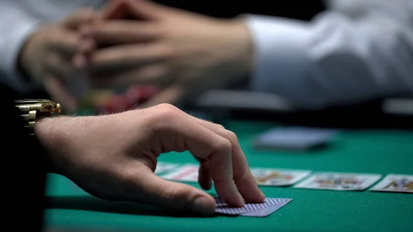 Hand Van Casinospeler Klaar Controleren Van Poker Card Combinatie Verslavend — Stockfoto