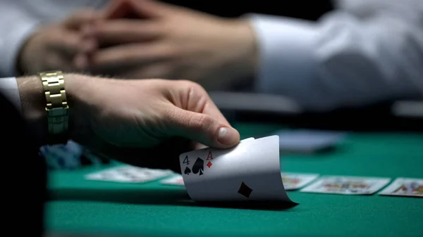 Unglückliches Pokerspiel Hand Des Casino Spielers Prüft Schlechte Kartenkombination — Stockfoto