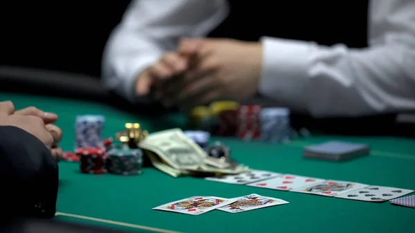 Geschäftsmann Der Alles Auf Kartenkombination Pokerspiel Setzt Riskiert Glücksspiel — Stockfoto