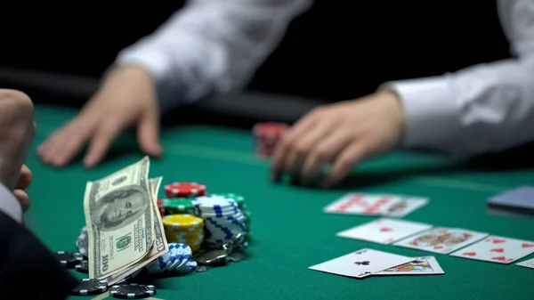 Professioneller Casinospieler Deckt Karten Auf Gewinnt Geld Und Haus Gute — Stockfoto