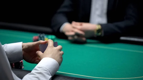 Mannelijke Croupier Schuifelende Kaarten Bij Casino Klaar Beginnen Pokerspel Met — Stockfoto