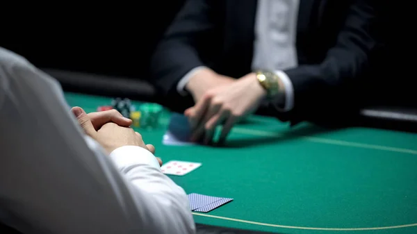 Pokerspieler Prüft Kartenkombinationen Während Männliche Croupier Warten Und Zocken — Stockfoto