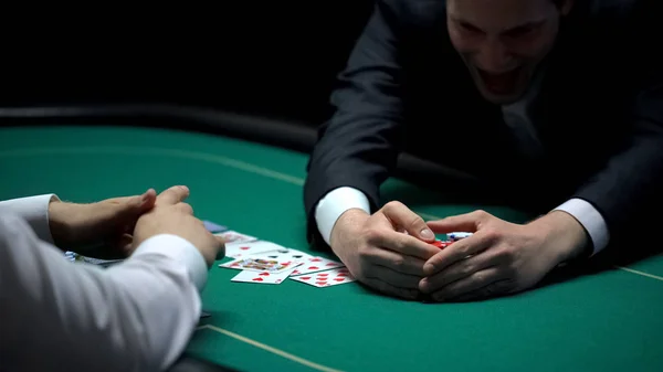 快乐的商人赢得扑克游戏筹码和金钱 幸运的球员 — 图库照片