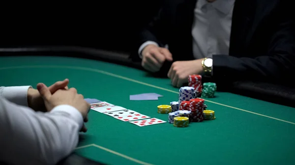 Rijke Zakenman Maken Grote Weddenschappen Pokeren Bij Illegale Casino Verslaving — Stockfoto