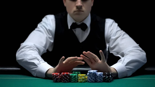 Croupier Bewegt Chips Kamera Glücksspiel Gewinnchance — Stockfoto
