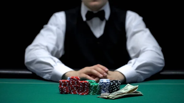 Croupier Van Casino Aan Groene Tafel Met Inzet Chips Geld — Stockfoto