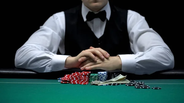Casino Croupier Nimmt Alle Wetten Chips Und Geld Glücksspielhaus Gewinnt — Stockfoto