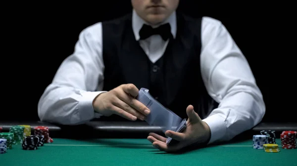 Krupier Profesjonalnie Tasowania Kart Pokera Przed Kamerą Hazard — Zdjęcie stockowe