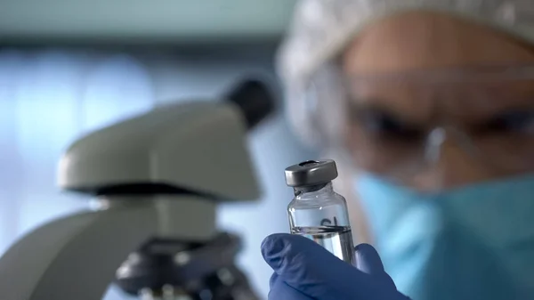 Cientista Segurando Garrafa Mãos Com Vacina Inventada Centro Controle Doenças — Fotografia de Stock