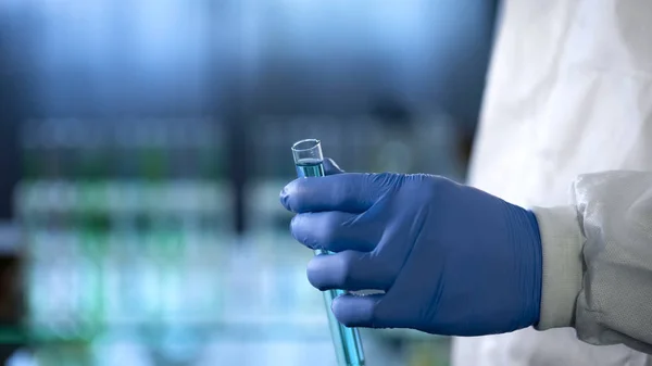 Laboratório Operário Segurando Tubo Ensaio Com Líquido Azul Realizando Experimentos — Fotografia de Stock