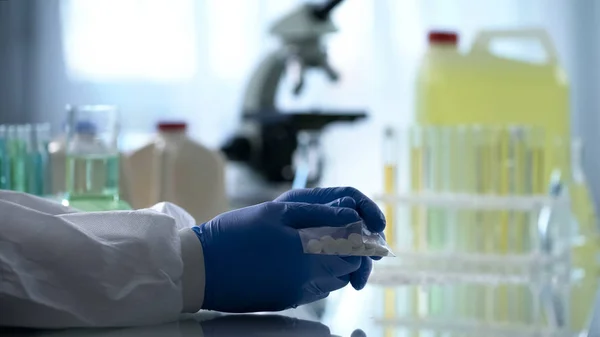 Pracownik Laboratorium Trzyma Worek Foliowy Pigułki Wewnątrz Tajnych Laboratoriach Farmaceutycznych — Zdjęcie stockowe
