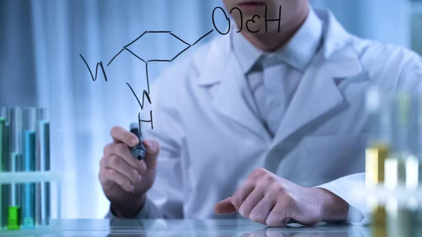 药师在透明板上书写结构化学配方 — 图库照片