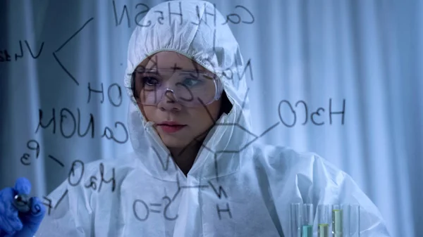 女化学家在船上写结构化学配方 — 图库照片