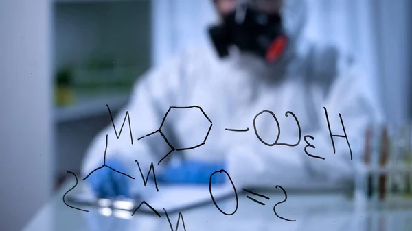 Kemisk Formel Glas Ombord Forskare Gasmask Skriver Bakgrunden — Stockfoto