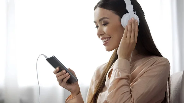 Leuke Vrouw Luisteren Muziek Hoofdtelefoons Liefdevolle Radiostation Plezier — Stockfoto