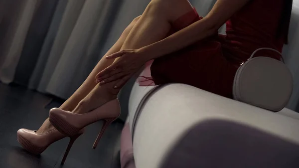Bela Senhora Vestido Vermelho Esfregando Pernas Doridas Depois Dia Cansativo — Fotografia de Stock