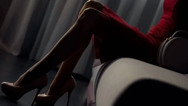 Kusząca Kobieta Escort Wykazując Wspaniałe Długie Nogi Buty Obcasie — Zdjęcie stockowe