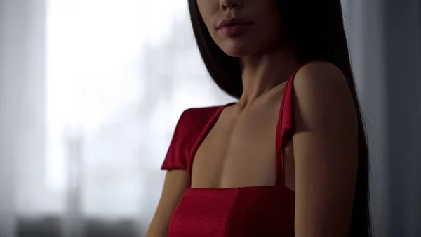 Mulher Atraente Elegante Vestido Vermelho Flertando Data Desejo Sexual Sedução — Fotografia de Stock