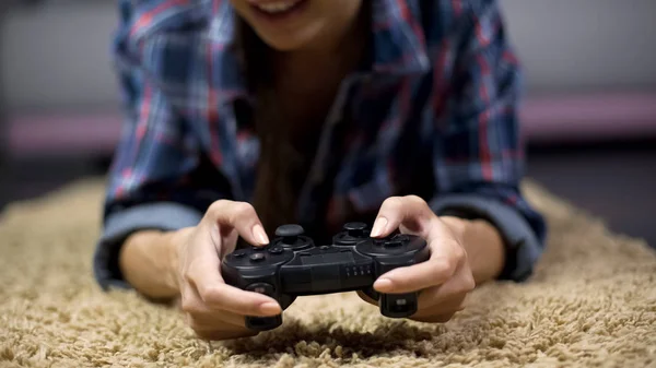 Jovem Menina Feliz Jogando Videogames Console Ganhando Contra Amigos Cara — Fotografia de Stock