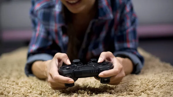 Joven Chica Feliz Jugando Videojuegos Consola Ganando Contra Amigos Chico —  Fotos de Stock