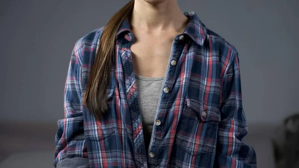 Junge Dame Lässiger Kleidung Hause Trägt Übergroße Mann Kariertes Hemd — Stockfoto