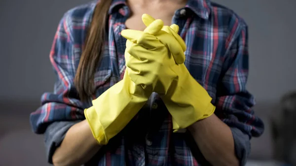 Vastberaden Vrouw Gele Handschoenen Klaar Beginnen Schoonmaak Huishouden Huishouden — Stockfoto