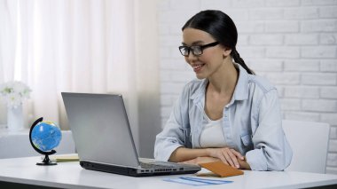 Kolayca kredi online çizim, dizüstü bilgisayar, maaş günü kredi kullanarak ve bankacılık kadın