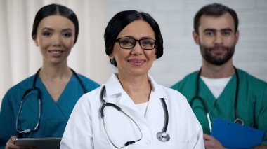 Dostu sağlık ekibi, uzman doktor ve hemşire acil personel