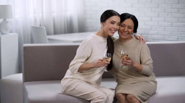 Sarılma, beyaz şarap, tavuk taraf, kutlama içme çekici Asyalı kadınlar