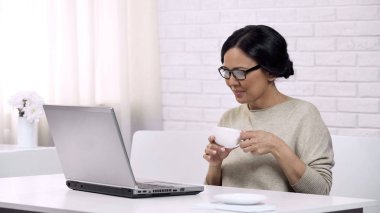 Sosyal ağ sohbet Bayan Web sitesi, kalma alışveriş online flört