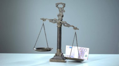 Ölçekler, sosyal eşitsizlik kavramı zenginlik ve yoksulluk Euro banknot hakim