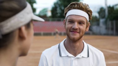 Güzel Bayan, sarayda, etkin hobi ile flört gülümseyen erkek tenis oyuncusu