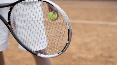 El ile hizmet, elbiseler ve donatım hazırlamaya tenis topu oyuncu, yakın çekim