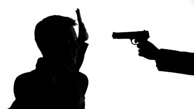 Suç iş saldıran mafya silahla tehdit önünde genç adam