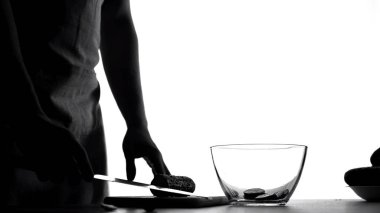 Şef kesme salatalık lokanta mutfağı, kötü kaliteli ürünler, kötü beslenme