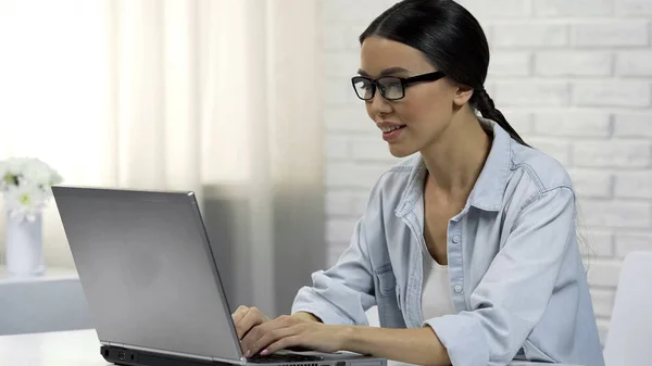 Frau Tippt Auf Laptop Chat Sozialem Netzwerk Beantwortet Nachrichten Online — Stockfoto