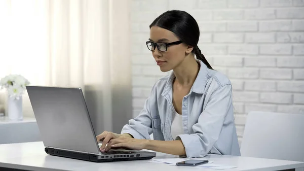 Joven Mujer Asiática Escribiendo Ordenador Portátil Escribiendo Mensaje Coqueto Citas — Foto de Stock