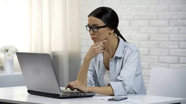 Asiatische Frau Gibt Professionelle Online Beratungen Und Denkt Über Antwort — Stockfoto