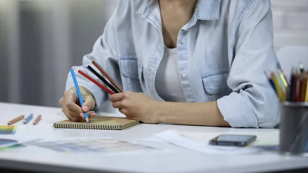 Jovem Mulher Projetando Interior Freelancer Fazendo Trabalho Colorir Com Lápis — Fotografia de Stock