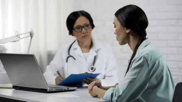 Vrouw Luistert Artsenraad Behandeling Geneeskunde Gezondheidszorg Problemen — Stockfoto