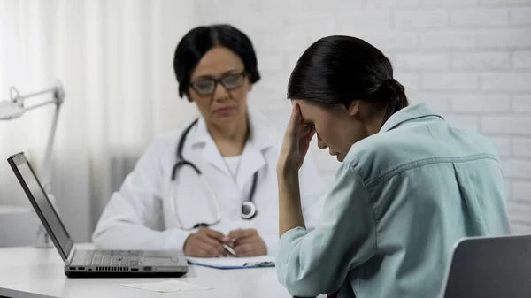 Vrouwelijke Arts Informeert Slechte Diagnose Patiënt Boos Ongeneeslijke Ziekte — Stockfoto