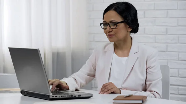 Asiática Mujer Negocios Escribiendo Ordenador Portátil Inicio Empresa Proyecto Exitoso — Foto de Stock