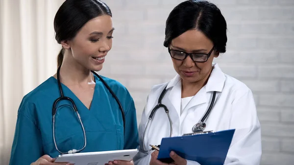 Krankenschwester Checkt Daten Auf Tablet Spricht Mit Arzt Bespricht Diagnose — Stockfoto