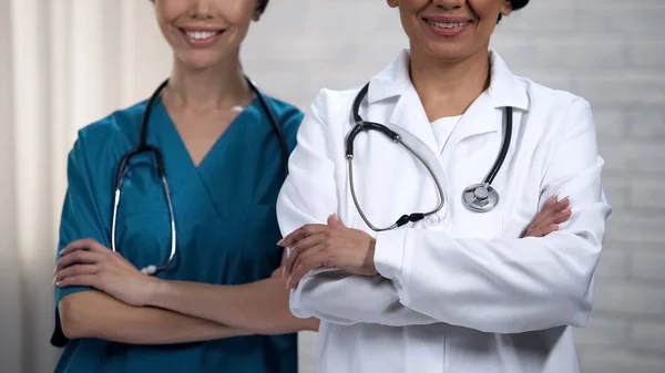 Médicos Sonriendo Cruzando Las Manos Ayuda Altamente Calificada Del Personal —  Fotos de Stock